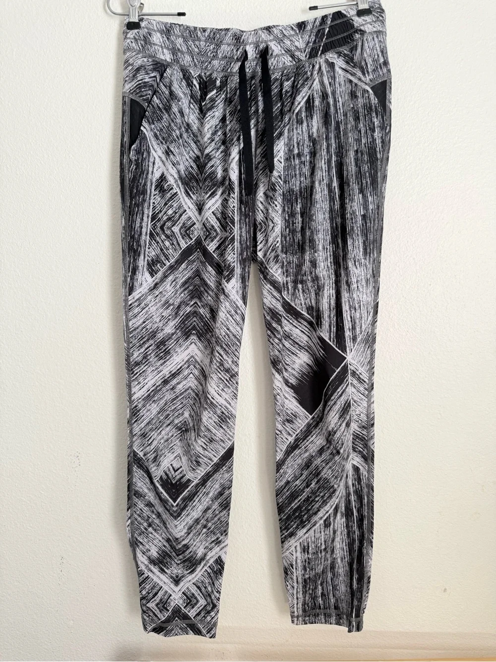 lululemon women size 6 Black & White Patterned Jogger Pants